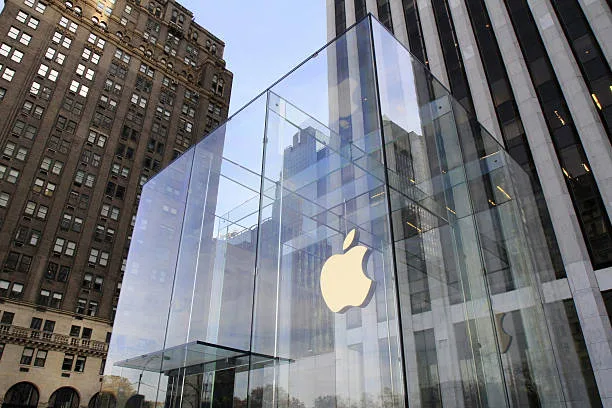 Apple снова стала самой дорогой компанией мира: капитализация достигла $4,9 трлн.
